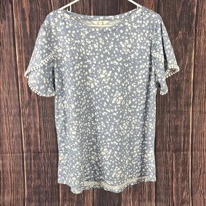 Amaryllis Gray and White Flutter Sleeve Boxy Blouse